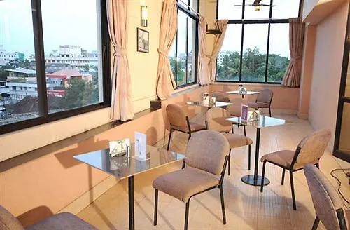 מלון Kochi Treebo Trend Time Square Marine Drive 3*,
